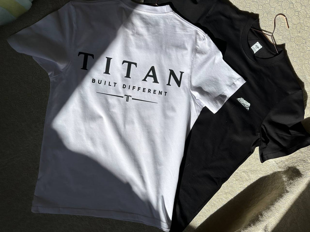 T-SHIRT TITAN BUILT DIFFERNET ⚠️